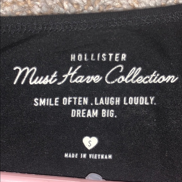 black tee from hollister - Picture 4 of 4